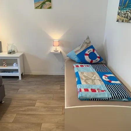 Nahe Am Wasser Gebaut - *