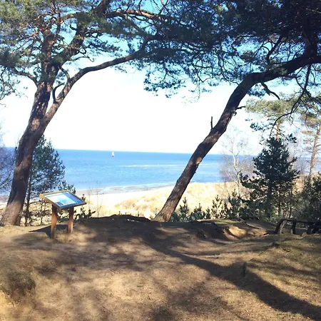 Nahe Am Wasser Gebaut - *