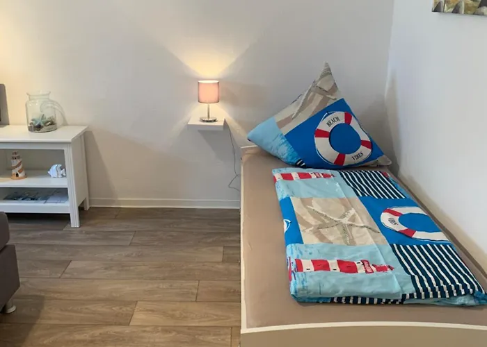 Nahe Am Wasser Gebaut - *