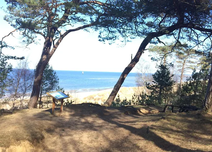 Nahe Am Wasser Gebaut - *